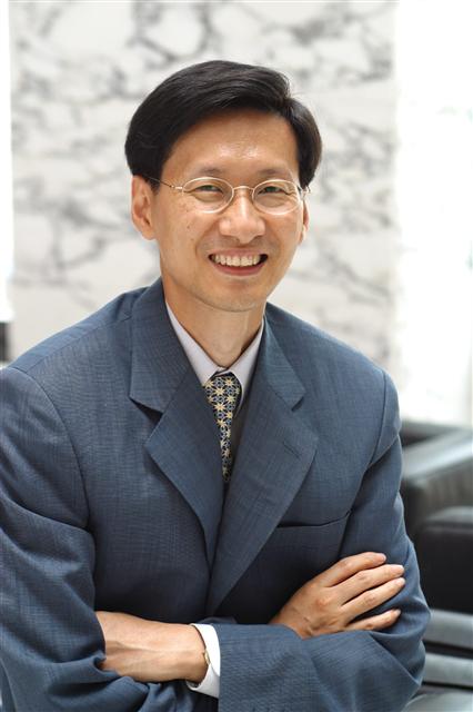 강규형 명지 기록정보대학원 교수·번역자