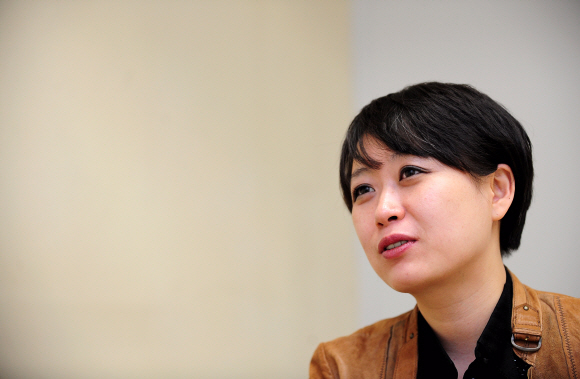 창비 문학블로그가 처음 선택한 연재 소설이자, 자신의 첫 연재 소설인 ‘생강’이 담고 있는 ‘악의 미묘한 움직임’에 대해 천운영이 얘기하고 있다. 손형준기자 boltagoo@seoul.co.kr