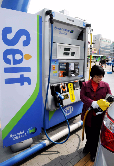 19일 오후 서울 사당동의 한 셀프주유소를 찾은 여성 운전자가 차에서 내려 직접 기름을 넣고 있다. 류재림기자 jawoolim@seoul.co.kr