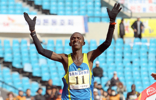 케냐의 실베스터 테이멧이 21일 열린 2010 서울국제마라톤대회에서 골인지점인 서울올림픽경기장 트랙 결승선을 1위로 통과하며 환호하고 있다. 테이멧은 2시간 6분 49초로 대회신기록을 기록하며 우승했다. 연합뉴스