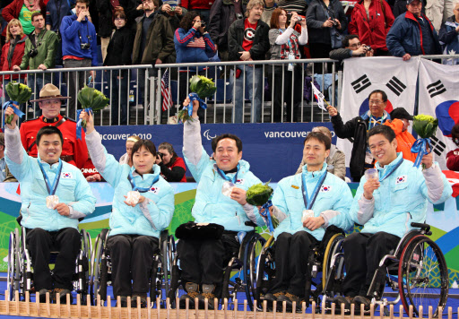 21일 캐나다 밴쿠버 패럴림픽센터에서 열린 장애인동계올림픽 휠체어컬링 시상식에서 은메달을 딴 박길우(왼쪽부터), 강미숙, 조양현, 김명진, 김학성이 메달을 목에 걸고 환하게 웃고 있다. 밴쿠버 연합뉴스