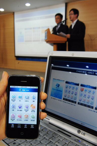 21일 서울 세종로 정부중앙청사에서 행정안전부 정보보호정책과 관계자들이 스마트폰에서 쓸 수 있는 공인인증서에 대해 설명을 하고 있다. 손형준기자 boltago@seoul.co.kr