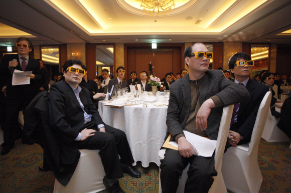 이몽룡(왼쪽) 스카이라이프 사장이 23일 ‘2010 스카이라이프 비전 발표’ 기자간담회에서 자체 제작한 3D 프로그램을 시연하고 있다.  스카이라이프 제공