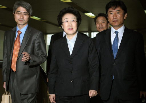 한명숙 전 총리가 24일 오전 속행공판에 출두하기 위해 서초구 서울중앙지법에 들어서고 있다.  연합뉴스