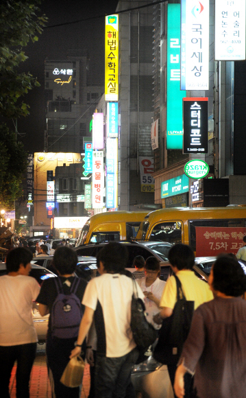서울 강남구 대치동 학원가. 밤에도 학생들로 붐비는 모습.
