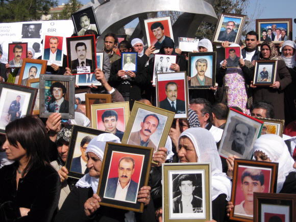 쿠르드인 실종자 가족들이 결성한 ‘토요 어머니회’가 실종자들의 사진을 들고 진상규명을 요구하는 집회를 벌이고 있다.  한상진씨 제공