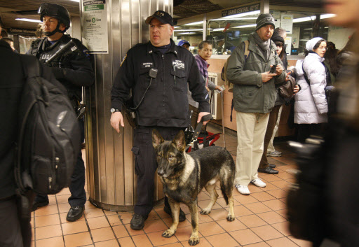 이날 테러 소식에 미국 뉴욕 교통 당국이 지하철 보안 경계를 강화한 가운데 대테러 요원들이 그랜드센트럴역을 순찰 중이다. 뉴욕 AP 특약