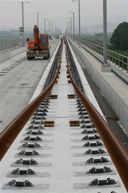 경부고속철도 2단계(대구~부산) 구간은 1단계(서울~대구) 구간과 달리 콘크리트 궤도로 건설됐다. 콘크리트 궤도에 장대레일을 설치하는 장면. 한국철도시설공단 제공