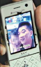 31일 열린 ‘천안함 실종자 가족협의회’ 기자회견 도중 한 실종자 가족이 휴대전화를 열고 실종자의 사진을 보고 있다.  손형준기자 boltagoo@seoul.co.kr