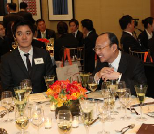 김승연(오른쪽) 한화그룹 회장이 한인 대학생과 대화하고 있다.  한화 제공