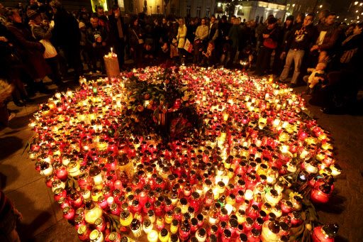 슬픔에 빠진 폴란드   레흐 카친스키 대통령의 갑작스런 사망 소식에 폴란드가 큰 슬픔에 빠졌다. 폴란드 국민은 10일 수도 바르샤바에 있는 대통령궁에 모여 희생자들을 애도했다. AP=연합뉴스