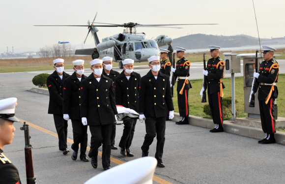 15일 천안함 함미 내부에서 발견된 승조원들의 시신을 수병들이 경기 평택 제2함대사령부 임시 안치소로 운구하고 있다. 사진 공동취재단