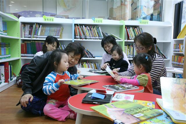 어린이 자료로 특화된 서울 강동구 성내도서관에서 학부모와 아이들이 즐거운 시간을 보내고 있다.