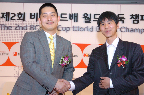 중국의 창하오 9단(왼쪽)과 한국의 이세돌 9단이 23일 제2회 비씨카드배 월드 바둑 챔피언십 결승전(5판3선승제)를 앞두고 열린 기자간담회에서 악수하고 있다.  한국기원 제공