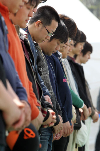 휴일인 25일 천안함 침몰사고의 희생 장병 합동분향소가 설치된 서울광장에서 시민들이 고인들을 추모하고 있다.  연합뉴스