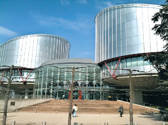 프랑스 스트라스부르에 있는 유럽인권재판소. 인권 및 기본권 보호를 위한 이 재판소는 다소 전향적인 판결을 내려 유럽 국가들을 긴장시킨다.