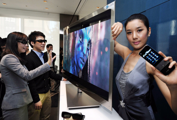 26일 서울 서초동 삼성전자 홍보관에서 두께 7.98㎜의 3D LED TV가 소개되고 있다. 손형준기자 boltagoo@seoul.co.kr