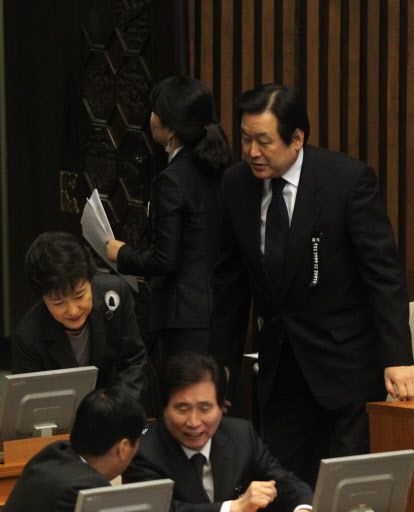 한나라당 김무성의원이 28일 오후 국회 본회의에서 박근혜 전 대표에게 다가가 인사하고 있다. 연합뉴스