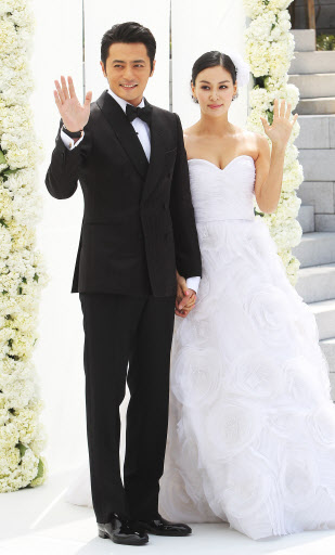 장동건-고소영, 오늘 결혼 합니다 2일 오후 장충동 신라호텔에서 웨딩마치를 울리는 배우 장동건-고소영 커플이 결혼식 전 포토타임을 갖고 있다. 서울=연합뉴스