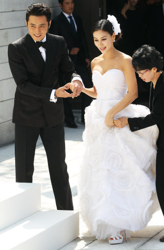 친절한 장동건, 신부 계단 오를때도 조심조심 연합뉴스