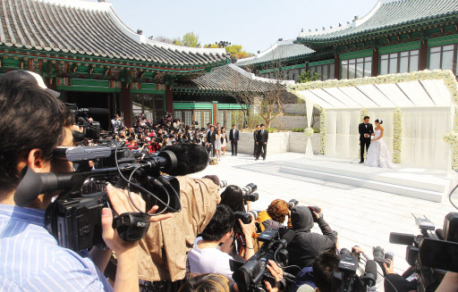 장동건-고소영, 세기의 결혼식에 쏠린 관심 2일 오후 장충동 신라호텔에서 웨딩마치를 울리는 배우 장동건-고소영 커플이 결혼식 전 많은 취재진 앞에서 소감을 말 하고 있다. 서울=연합뉴스