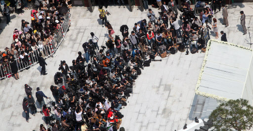 ‘세기의 커플’ 장동건-고소영 기다리는 팬들과 취재진 서울=연합뉴스