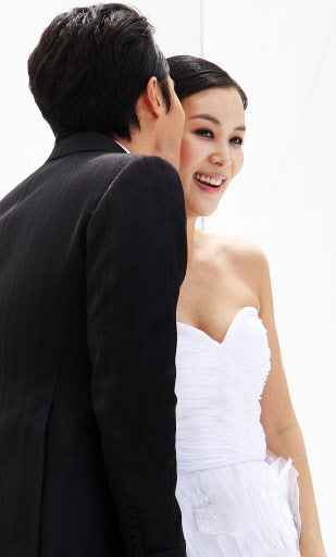 장동건, 신부 볼에 달콤한 입맞춤 2일 오후 장충동 신라호텔에서 웨딩마치를 울리는 배우 장동건-고소영 커플이 결혼식 전 포토타임을 갖고 있다.  서울=연합뉴스