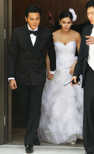 장동건-고소영, 세기의 결혼식 2일 오후 장충동 신라호텔에서 웨딩마치를 울리는 배우 장동건-고소영 커플이 결혼식 전 인사를 하기 위해 입장하고 있다. 서울=연합뉴스