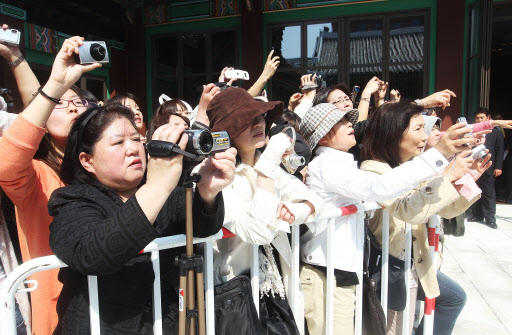 장동건-고소영을 담아라 2일 오후 장충동 신라호텔에서 웨딩마치를 울리는 배우 장동건-고소영 커플이 결혼식 전 인터뷰를 하고 있는 가운데 일본 팬들이 카메라로 사진을 찍고 있다. 서울=연합뉴스