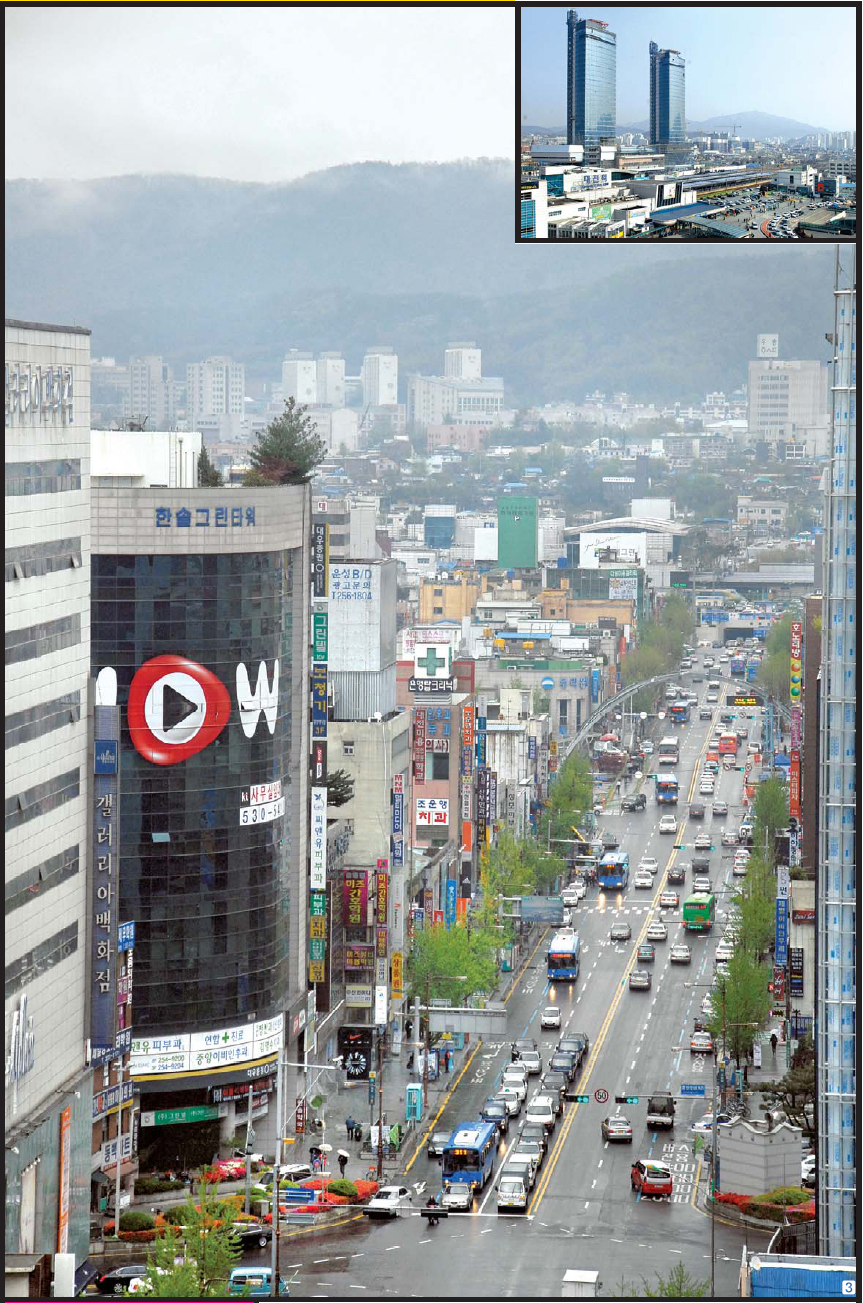 대전의 역사가 오롯이 묻어 있는 중앙로. 왼쪽에 갤러리아백화점(옛 동양백화점) 건물이 보이고 멀리 길 끝에 대전역(사진 안)이 있다.