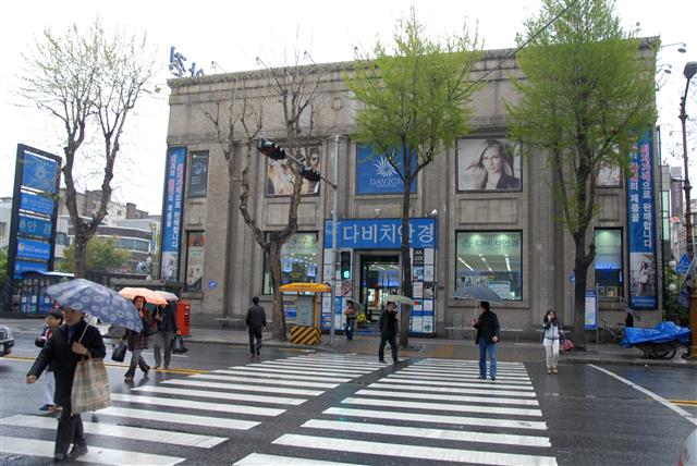 등록문화재 19호로 지정된 구 산업은행 대전지점. 지금은 안경점이 입주해 있다.