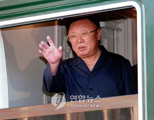 2002년 러시아를 방문했을 때 이용한 전용(특별)열차 안에서 손을 흔드는 김정일 모습