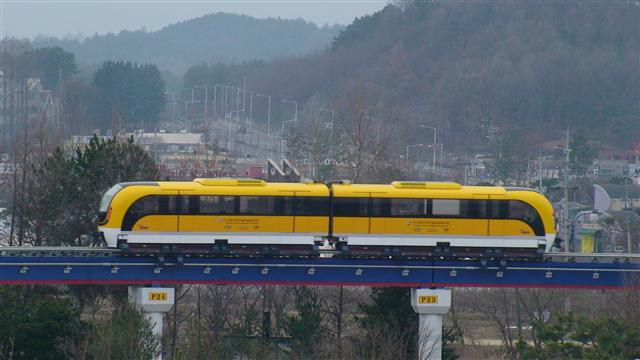 3일 국산 도시형 자기부상열차가 대전 기계연구원 연구노선에서 시운전되고 있다.  국토해양부 제공
