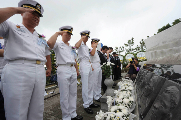 2009년 6월 29일 경기도 평택 제2함대사령부에서 제7주년 제2연평해젼 기념식이 열려, 참석한 장병들이 경례를 하고 있다.