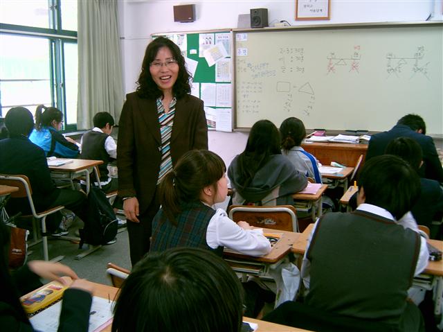 스승의 날을 하루 앞둔 14일, 박옥희 봉원중 교사가 교실에서 제자들과 정다운 대화를 나누고 있다. 