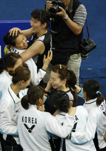 한국 여자 배드민턴 대표선수들이 15일 말레이시아 쿠알라룸푸르 푸트라스타디움에서 개최된 제23회 세계여자단체선수권대회(우버컵)에서 우승을 차지했다. AP 연합뉴스