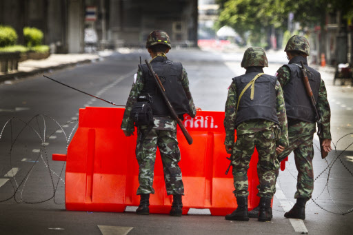 태국 군인들이 17일 수도 방콕 인근에 임시 초소를 설치해놓고 경계근무를 서고 있다. 태국 정부는 이날 시위 지역 일대에 대한 통금 조치도 검토중이라고 현지 언론들이 전했다. 방콕 AP 특약