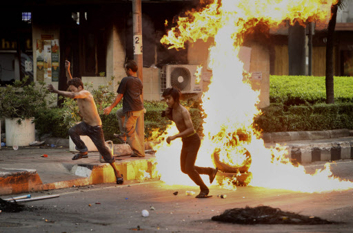 “태국은 여전히 전쟁 중” 태국 방콕에서 16일 반정부 시위대가 타이어를 태우고 있다. AP=연합뉴스