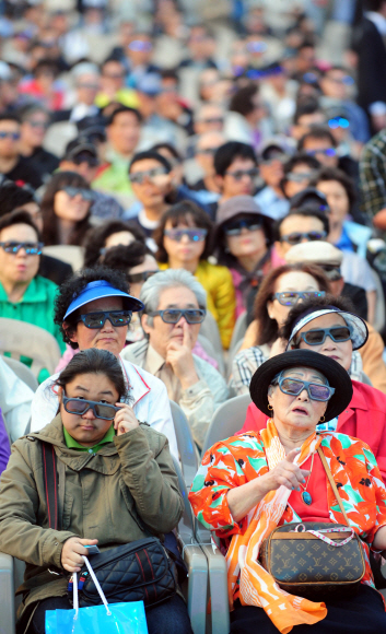 19일 저녁 서울 여의도 광장에서 KBS가 세계 최초로 실시한 지상파 3D 시범방송 현장에서 시민들이 3D 안경을 쓰고 ‘2010 대구국제육상경기대회’를 보고 있다. 안주영기자 jya@seoul.co.kr