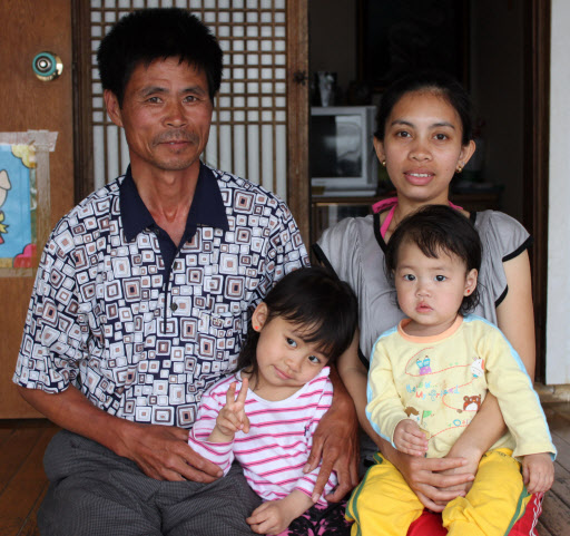 충남 부여군 구룡명 죽교리에 시집온 필리핀 여성 제니 가르시아(28.여)씨와 그 가족. 가르시아씨는 교통사고로 불구가 된 남편을 정성껏 간호하며 행복한 가정을 만들고 있다. 연합뉴스