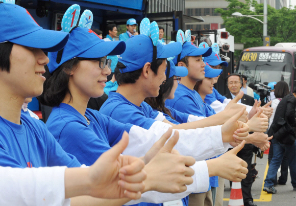 與보세요  한나라당의 6·2지방선거 운동원들이 25일 서울 여의도역 네거리에서 유권자들에게 한표를 호소하고 있다. 이호정기자 hojeong@seoul.co.kr