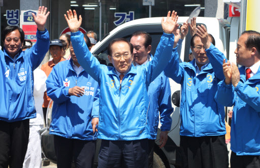 장터유세  자유선진당 이회창(앞줄 가운데) 대표가 1일 충북 보은장터에서 유권자들에게 두 손을 들어 인사하고 있다.  연합뉴스