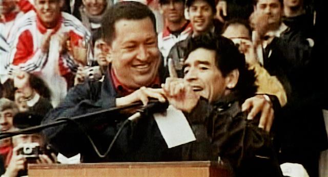 마라도나(오른쪽)가 우고 차베스 베네수엘라 대통령과 함께 연설을 하고 있다. 영화사 하늘 제공