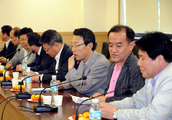 정양석(오른쪽부터)·진성호·김성식·정태근 의원 등 한나라당 초선의원 20여명이 6일 오후 여의도 국회의원회관에서 6·2지방선거 이후 당 쇄신방향에 대해 논의하고 있다.  이호정기자 hojeong@seoul.co.kr