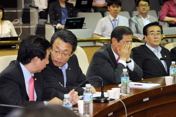 한나라당 초선의원들이 9일 국회에서 6·2 지방선거의 민심과 한나라당 혁신방안을 논의하고 있다.  이호정기자 hojeong@seoul.co.kr