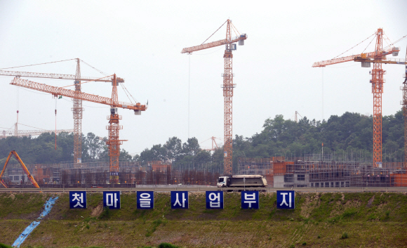 14일 충남 연기군 남면 첫마을 공사 현장에서 세종시 건설 작업이 진행되고 있다. 연기 정연호기자 tpgod@seoul.co.kr