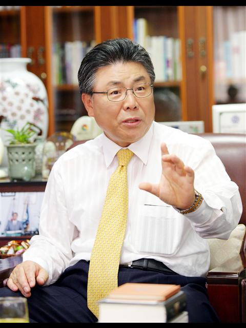 박맹우 울산시장이 “대규모 산업을 유치해 지역경제를 발전시키겠다.”며 민선5기 시정 방침을 밝히고 있다. 
