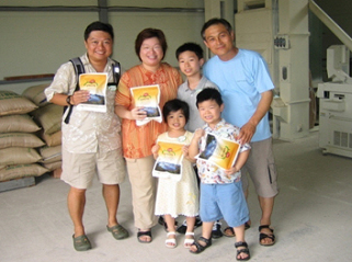 이진하(맨 오른쪽) 임실 치즈마을 정보화위원장이 15일 치즈 가공 체험을 온 홍콩 관광객들과 함께 포즈를 취하고 있다.  임실치즈마을 운영위원회 제공