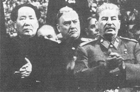 1949년 12월21일 스탈린의 70세 생일기념대회 석상에 나란히 앉아 박수를 치고 있는 마오쩌둥과 스탈린.