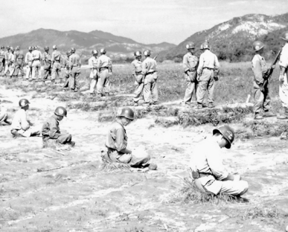 국군 신병들이 미 군사고문단으로부터 M-1 소총 사격법을 배우고 있다. 이들은 8~9발 정도를 쏘는 훈련을 한 뒤 곧바로 전장에 배치됐다. 존 리치 기자의 ‘컬러로 보는 한국전쟁’에 실렸다.